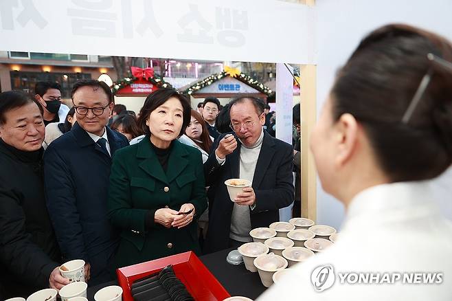 12월 동행축제 둘러보는 오영주 장관 (서울=연합뉴스) 오영주 중소벤처기업부 장관이 6일 서울 마포구 홍대 레드로드에서 열린 '12월 동행축제 개막식'에서 행사장을 둘러보며 참석 상인들을 격려하고 있다. 2024.12.6 [중소벤처기업부 제공. 재판매 및 DB 금지] photo@yna.co.kr