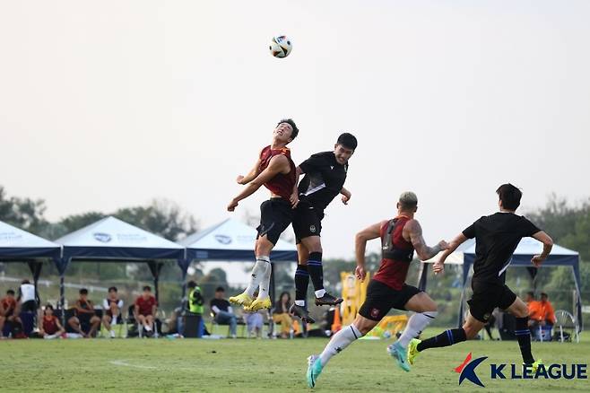 올초 태국 전훈서 연습경기 치르는 부천과 인천 [한국프로축구연맹 제공. 재판매 및 DB 금지]