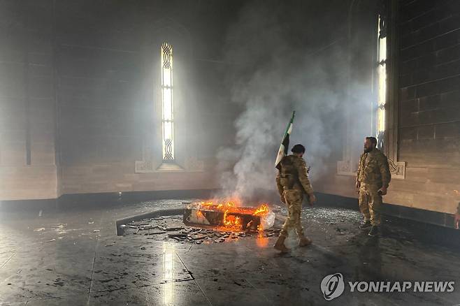 알아사드 부친 묘지 방화 (AFP 연합뉴스) 11일(현지시간) 시리아 반군이 축출된 바샤르 알아사드 대통령의 부친 바샤르 알아사드의 무덤에 방화했다. 2024.12.11 dk@yna.co.kr