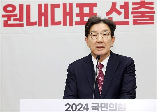 권성동 국민의힘 신임 원내대표가 12일 서울 여의도 국회에서 열린 2024 국민의힘 원내대표 선출 의원총회에서 당선 소감을 밝히고 있다. 사진=뉴시스