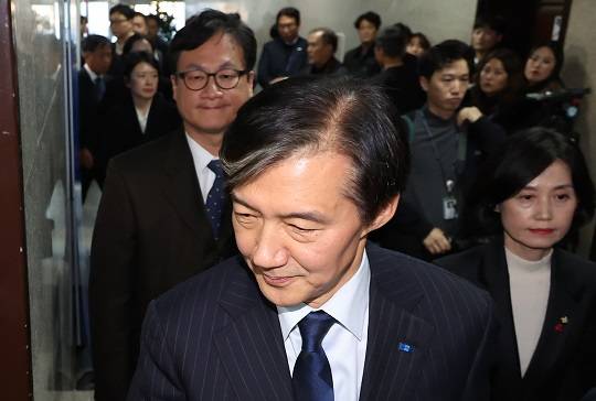 대법원에서 자녀 입시비리 등 혐의로 징역 2년 실형을 선고 받은 조국 조국혁신당 대표가 12일 오후 서울 여의도 국회에서 열린 기자간담회를 마치고 당대표실로 이동하고 있다.  사진=뉴시스