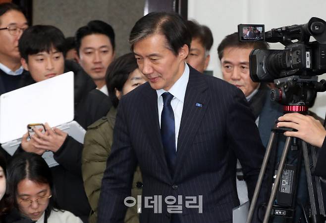 [이데일리 방인권 기자] 자녀 입시 비리‘와 ’청와대 감찰 무마‘ 등 혐의로 대법원에서 징역 2년이 확정된 조국 조국혁신당 전 대표가 12일 서울 여의도 국회에서 열린 기자간담회에 입장하고 있다.