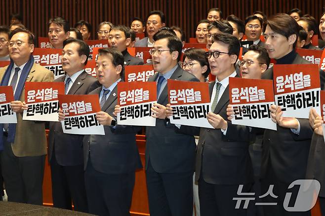 박찬대 더불어민주당 원내대표를 비롯한 의원들이 12일 오후 서울 여의도 국회에서 열린 의워총회에서 윤석열 대통령 탄핵 구호를 외치고 있다. 2024.12.12/뉴스1 ⓒ News1 이광호 기자