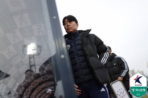 전북현대의 김두현 감독이 1일 목동종합운동장에서 치러진 서울이랜드와의 하나은행 K리그 2024 승강 플레이오프 1차전에서 킥 오프를 준비 중이다. 사진┃한국프로축구연맹