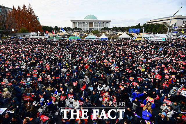 수많은 인파가 몰리다 보니 카페를 찾는 사람도 많아졌다. 사진은 '내란죄 윤석열 퇴진! 국민주권 실현! 사회대개혁! 범국민촛불대행진' 집회가 7일 오후 서울 여의도 국회 앞에서 열린 모습. /장윤석 기자