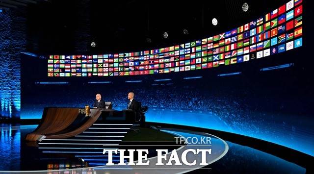전 세계 211개 회원국이 참여한 화상 특별 총회에서 2030, 2034년 대회 개최지를 결정하는 장면./FIFA
