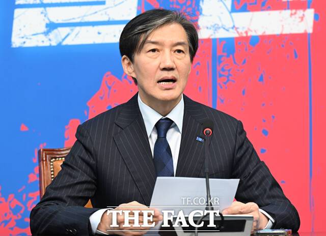 더불어민주당이 조국 조국혁신당 대표의 징역 2년형 확정에 유감을 표명했다. 이날 조 전 대표가 입장을 밝히는 모습. /이새롬 기자