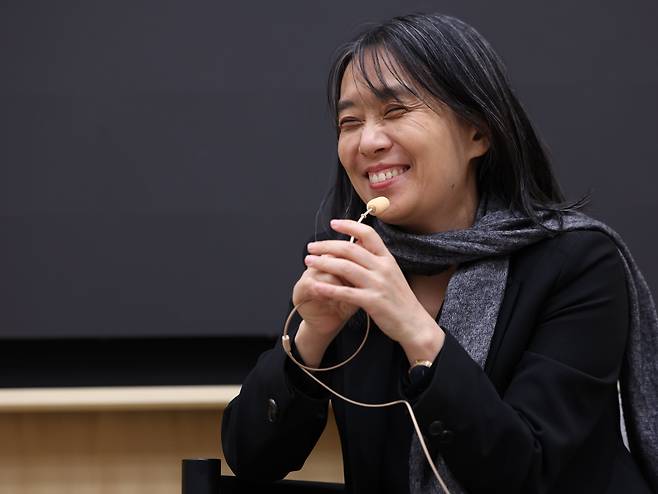 노벨문학상을 수상한 한강이 11일(현지 시각) 스웨덴 스톡홀름 스웨덴출판사 ‘나투르 오크 쿨투르’에서 열린 한국 기자단과의 기자간담회에서 취재진 질문에 답하며 웃고 있다. /뉴스1
