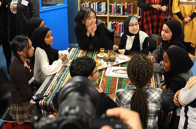 한강 작가가 11일 오전(현지 시각) 스웨덴 스톡홀름 외곽 링케뷔 도서관에서 학생들과 대화하고 있다. /연합뉴스