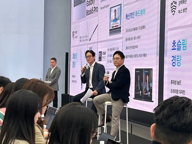 12일 서울 서초구 삼성 강남에서 진행된 기자간담회에서 이민철 삼성전자 에코비즈 팀장(왼쪽)과 백남기 인텔코리아 삼성사업총괄 부사장이 질문에 답변하고 있다./김민국 기자