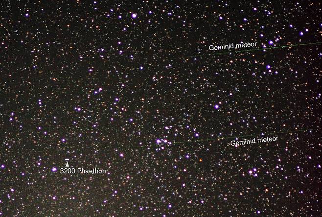 2017년 쌍둥이자리 유성우를 촬영하던 중 소행성 3200파에톤의 이동 모습이 포착됐다. 쌍둥이자리 유성우는 매년 12월 관측할 수 있는 우주 쇼다. 올해는 오는 13일부터 14일까지 관측이 가능하다./미키야 사토