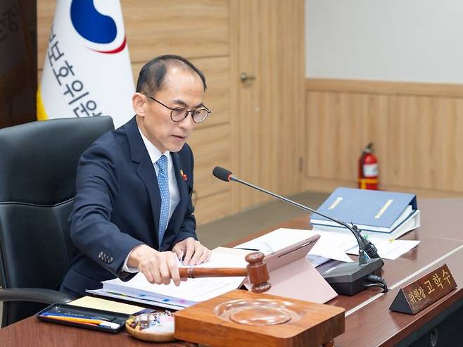 고학수 개인정보보호위원회위원장이 12월 11일 오후 서울 종로구 정부서울청사에서 개최된 2024년 제21회 개인정보보호위원회 전체회의에서의사봉을 두드리고 있다.ⓒ개인정보보호위원회