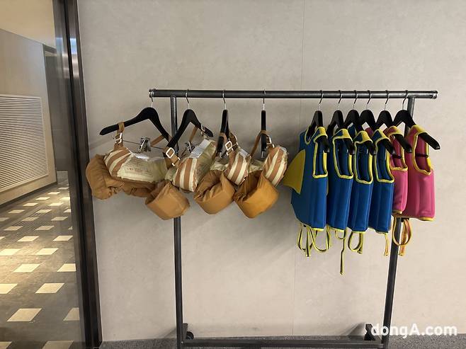 실내수영장에는 유아용 조끼가 구비돼 있다. 사진=황소영 기자