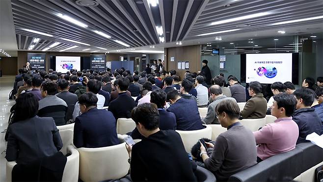 산업통상자원부가 AI자율제조 전문기업 지원방안을 발표하고 있다.
