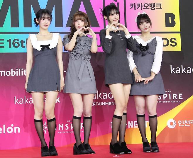 QWER이 '제16회 멜론뮤직어워즈(MMA)' 레드카펫행사에 참석해 포즈를 취하고 있다. 뉴스1