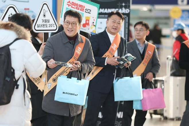 이상훈 한국에너지공단 이사장(왼쪽 두번째)과 노용호 대한전기협회 상근부회장(왼쪽 세번째)이 12일 서울역에서 시민들에게 수면양말을 나눠주며 에너지절약에 동참할 것을 당부하고 있다. 한국에너지공단 제공