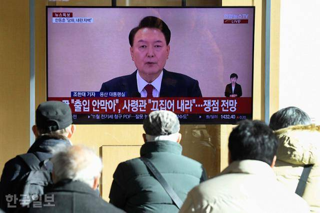 12일 서울 중구 서울역 대합실에서 시민들이 이날 윤석열 대통령의 대국민 담화 관련 뉴스를 TV로 보고 있다. 류기찬 인턴기자
