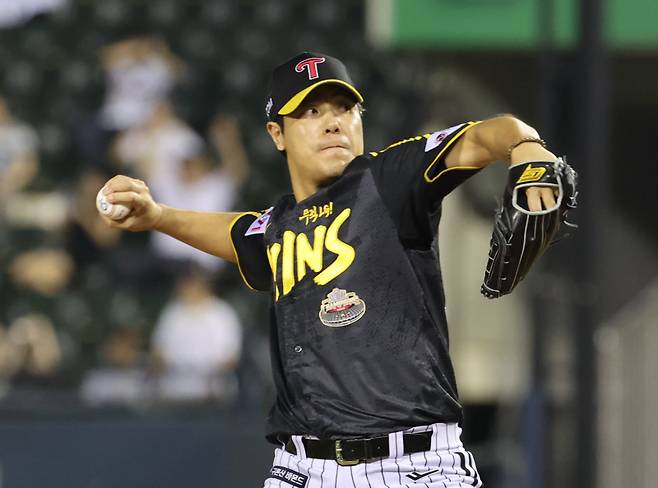 8일 오후 서울 잠실야구장에서 열린 프로야구 LG와 두산 경기. LG 투수 김진성이 6회 1사 만루서 등판, 역투하고 있다. 잠실=정시종 기자 capa@edaily.co.kr /2024.08.08.