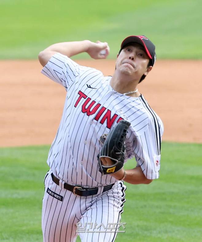 19일 오후 잠실야구장에서 열린 삼성라이온즈와 LG트윈스의 2024 신한쏠뱅크 KBO포스트시즌 플레이오프 4차전. LG 투수 김진성이 8회 등판 역투하고 있다. 잠실=정시종 기자 capa@edaily.co.kr /2024.10.19.