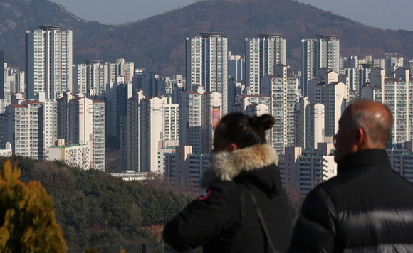 서울 마포구 하늘공원에서 시민들이 나들이를 즐기고 있다. [사진=뉴시스]