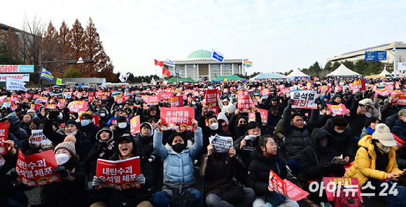 윤석열 대통령 탄핵소추안 표결이 진행된 7일 오후 서울 여의도 국회 앞에서 윤 대통령 탄핵을 촉구하는 집회가 열린 가운데 시민들이 구호를 외치고 있다. [사진=정소희 기자]