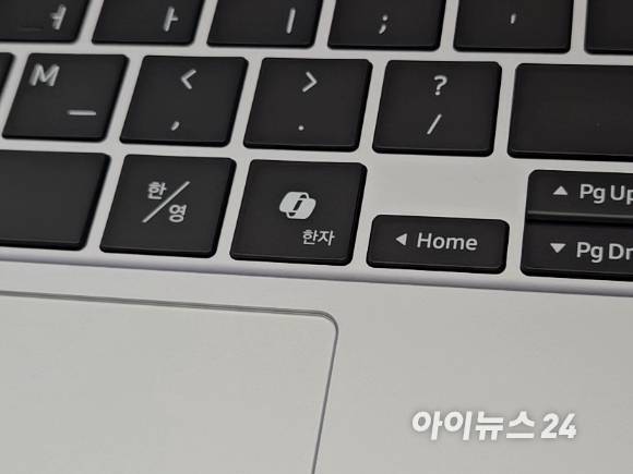 삼성전자가 12일 공개한 '갤럭시 북5 프로'에 탑재된 MS의 코파일럿 플러스 PC 버튼. [사진=박지은 기자]