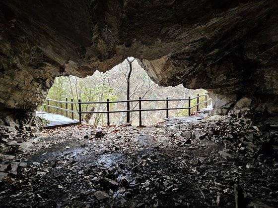 조선왕조실록을 보관했던 용굴암. 선비 안의와 손홍록이 전주사고의 실록을 이곳으로 옮기고 지켜냈다.