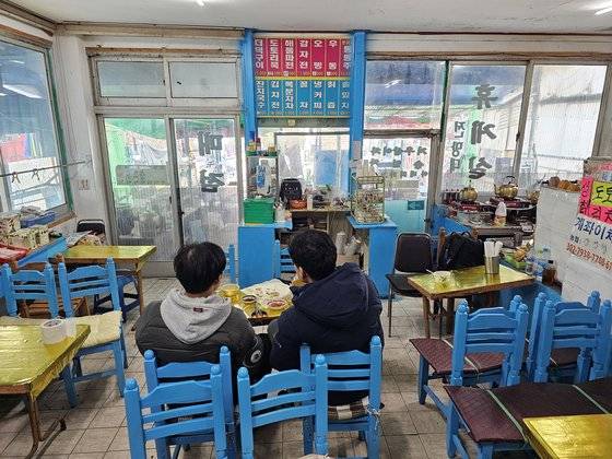 케이블카 상부 정류장 근처의 전망대휴게소. 40년 넘게 내장산을 찾는 사람들의 사랑방으로 자리했다.