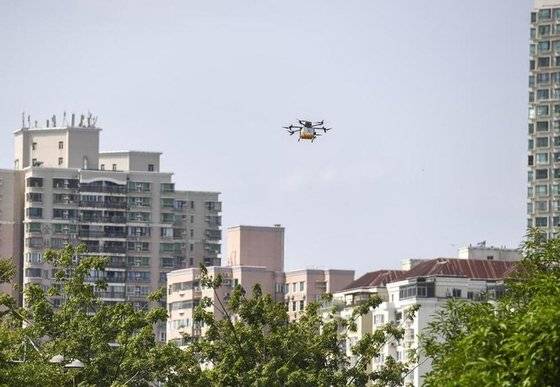 음식을 실은 드론이 10월 23일 선전 푸톈(福田) 통상구 인근 상공을 지나고 있다. 신화통신