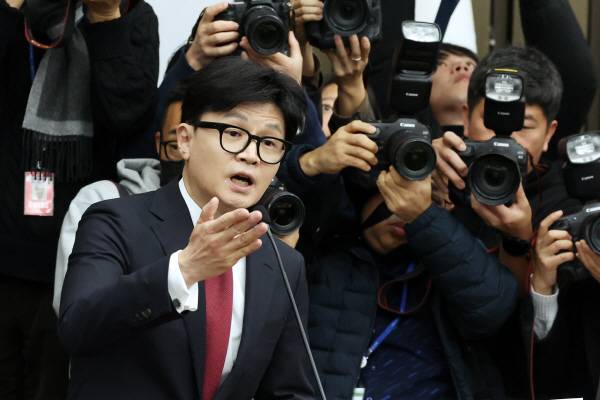국민의힘 한동훈 대표가 12일 서울 여의도 국회에서 열린 원내대표 선출을 위한 의원총회에서 윤석열 대통령에 대한 탄핵 찬성 입장을 밝히고 있다.연합뉴스