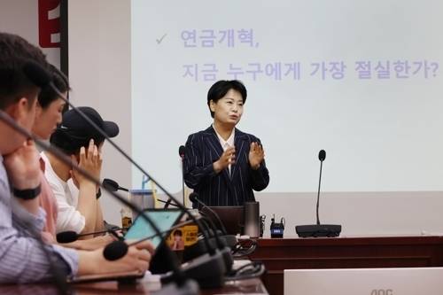 윤희숙 전 국민의힘 의원이 지난 6월 6일 오전 서울 여의도 국회 의원회관에서 국민의힘 소장파 모임인 첫목회가 주최한 초청강연에서 ‘연금개혁, 국민의힘이 사활을 걸어야 하는 이유’라는 주제로 강연하고 있다. [사진 출처 = 연합뉴스]