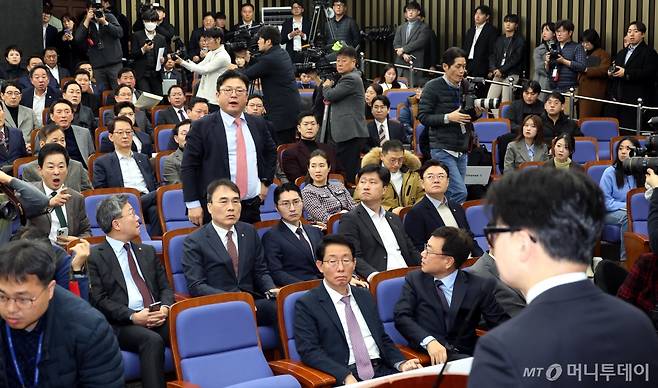 [서울=뉴시스] 조성봉 기자 = 강명구, 유영하, 김석기  국민의힘 의원 등이 12일 오전 서울 여의도 국회에서 열린 국민의힘 원내대표 선출을 위한 의원총회에서 한동훈 대표의 '윤석열 대통령 탄핵 찬성' 발언에 거칠게 항의하고 있다. 2024.12.12. suncho21@newsis.com /사진=조성봉