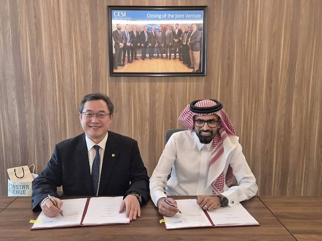 금양 류광지 회장과 사우디 GCC LAB의 칼라프 CEO가 협약서에 서명한 뒤 기념사진을 찍고 있다. /사진제공=금양