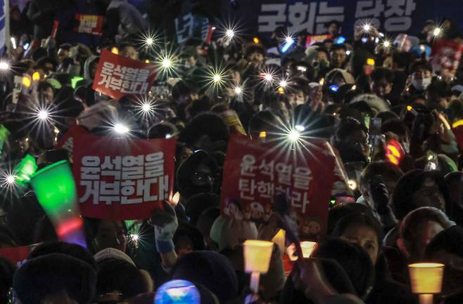 전국 유권자 70%가 윤석열 대통령 하야에 긍정적인 답변을 내놨다. 사진은 지난 7일 서울 영등포구 국회 앞에서 열린 '내란죄 윤석열 퇴진! 국민주권 실현! 사회대개혁! 국민촛불대행진'에서 시민들이 국민의힘 의원들의 윤석열 대통령 탄핵안에 대한 투표를 촉구하며 구호를 외치고 있는 모습. /사진=뉴시스