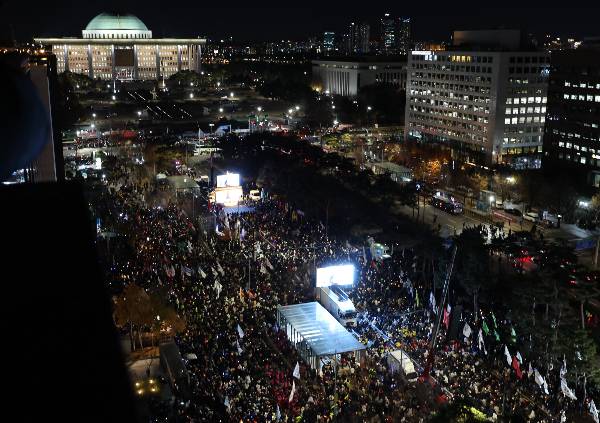 이동통신 3사(SK텔레콤, KT, LG유플러스)가 오는 14일 윤석열 대통령의 두 번째 탄핵소추안 표결을 앞두고 대규모 시위 준비에 나섰다. 사진은 지난 6일 오후 서울 여의도 국회의사당 앞에서 열린 윤석열 대통령의 퇴진 촉구 집회에서 시민들이 촛불을 들고 정권 퇴진을 촉구하는 모습. /사진=뉴스1
