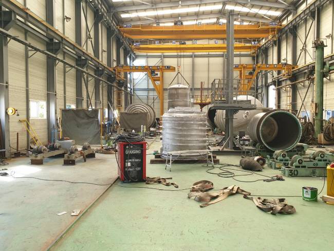 마지막 일감 지난 5일 전남 여수시 율촌면 율촌산업단지 내 장치 제조업체 ‘에이티’ 공장 내부가 작업자 없이 석유화학기업에 납품하는 배관설비 ‘베셀’의 마지막 수주 물량만 덩그러니 놓여 있다. 여수=최지영 기자