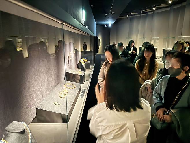 11일 서울 잠실 롯데월드타워에서 열린 ‘The Art of Jewellery : 고혹의 보석, 매혹의 시간’ 전시회에서 관람객들이 작품을 감상 중이다. [롯데백화점 제공]