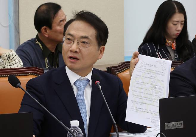 박선원 더불어민주당 의원이 지난 5일 국회 국방위원회 전체회의에서 박안수 육군참모총장에게 질의하고 있다. [연합]