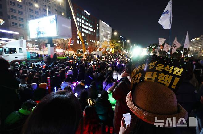 [서울=뉴시스] 전신 기자 = 11일 서울 여의도 국회의사당 앞에서 열린 윤석열 대통령 탄핵 촉구 촛불 집회에서 참가자들이 구호를 외치고 있다. 2024.12.12. photo1006@newsis.com