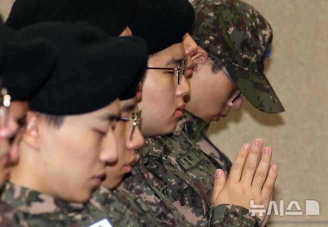 [서울=뉴시스] 이영환 기자 = 12일 오전 서울 동작구 국립서울현충원 현충관에서 열린 2024년 6.25 전사자 합동봉안식에서 유해발굴 부대 장병들이 기도를 하고 있다. (공동취재) 2024.12.12. photo@newsis.com