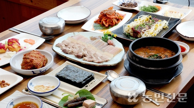 전남 나주 영산포에선 숙성된 홍어로 만든 다양한 요리를 맛볼 수 있다. 홍어 삼합·전·튀김·찜 등이 차려진 한상차림 후에 보리애국으로 식사가 마무리된다. 나주=김도웅 프리랜서 기자