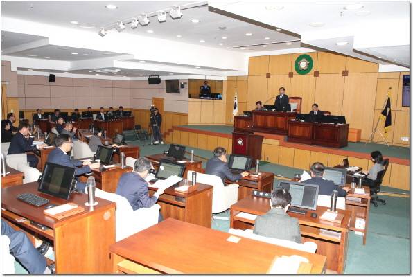 ▲전북자치도 정읍시의회(의장 박일)는 12월 11일 제300회 제2차 정례회 제4차 본회의를 진행하고 있다. ⓒ정읍시의회