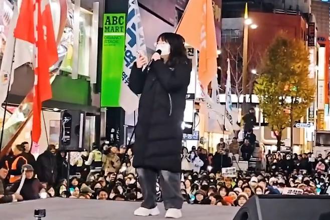 지난 8일 오후 부산 부산진구 서면 젊음의거리에서 한 여고생이 윤석열 퇴진을 촉구하는 집회에 참석해 발언하고 있다. 유튜브 영상 갈무리