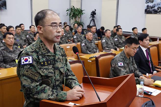 곽종근(왼쪽) 특수전사령관이 지난 10일 서울 여의도 국회에서 열린 국방위원회의 긴급 현안질의에서 의원 질의에 답변하고 있다. 오른쪽부터 김선호 국방부 차관, 박안수 육군참모총장, 곽 사령관. 뉴시스