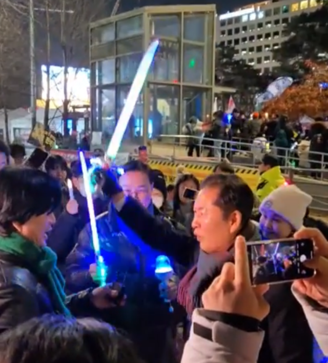 11일 국회 앞 탄핵 촉구 시위 인파 속에서 정청래 국회 법사위원장이 야광봉을 들고 있는 모습. 이승령 기자