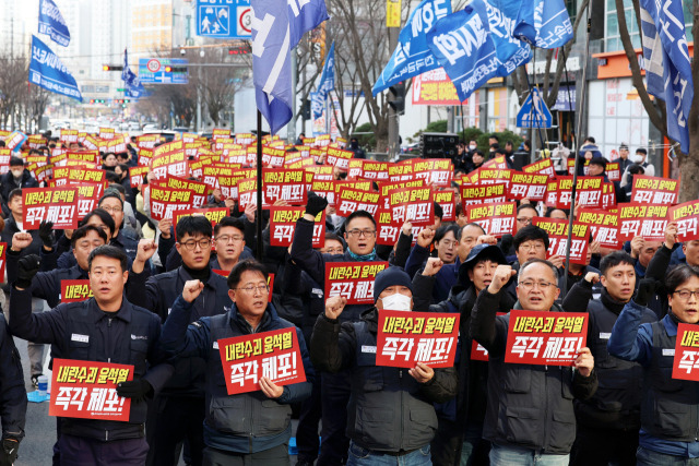 11일 오후 광주 서구 치평동 국민의힘 광주시당 앞에서 열린 금속노조 광주전남지부 총파업대회에서 조합원들이 윤석열 즉각 탄핵·구속을 촉구하는 구호를 외치고 있다.연합뉴스