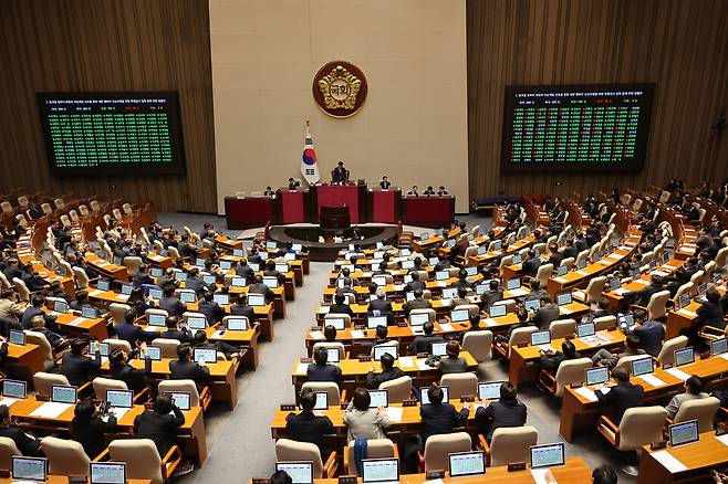 12일 오후 국회 본회의에서 '윤석열 정부의 위헌적 비상계엄 선포를 통한 내란 행위의 진상규명을 위한 특별검사 임명 등에 관한 법률안'이 통과되고 있다. ⓒ연합뉴스