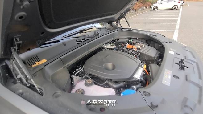 르노 ‘그랑콜레오스’ 엔진룸. 엔진 위치가 아래로 셋팅되어 있다.