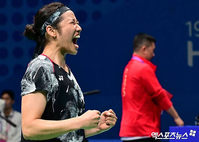 Korean women's badminton star Ahn Se-young is roaring after winning the 2022 Hangzhou Asian Games held last year. Ahn Se-young lost to Japan's Akane Yamaguchi in the second match of the group stage of the BWF World Tour Finals held in Hangzhou, China on the 12th. Xports News DB