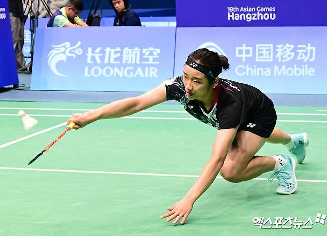 Korean women's badminton star Ahn Se-young is playing at the 2022 Hangzhou Asian Games held last year. Ahn Se-young lost to Japan's Akane Yamaguchi in the second match of the group stage of the BWF World Tour Finals held in Hangzhou, China on the 12th. Xports News DB